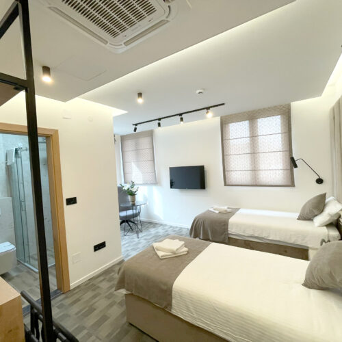 15) Dvokrevetna soba (dva pojedinačna ležaja) cijena za dvije osobe