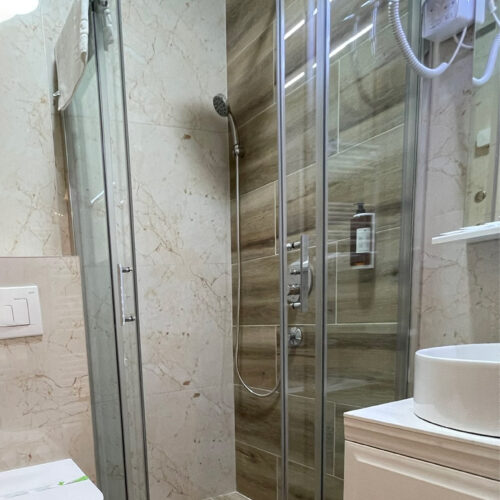 15) Dvokrevetna soba (dva pojedinačna ležaja) cijena za dvije osobe