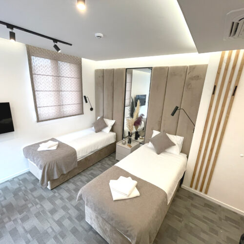 15) Dvokrevetna soba (dva pojedinačna ležaja) cijena za dvije osobe