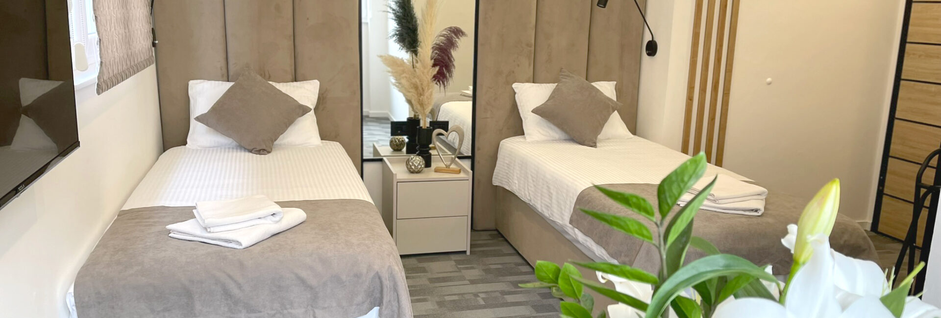 15) Dvokrevetna soba (dva pojedinačna ležaja) cijena za dvije osobe