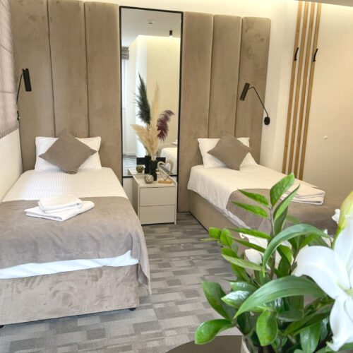 15) Dvokrevetna soba (dva pojedinačna ležaja) cijena za dvije osobe