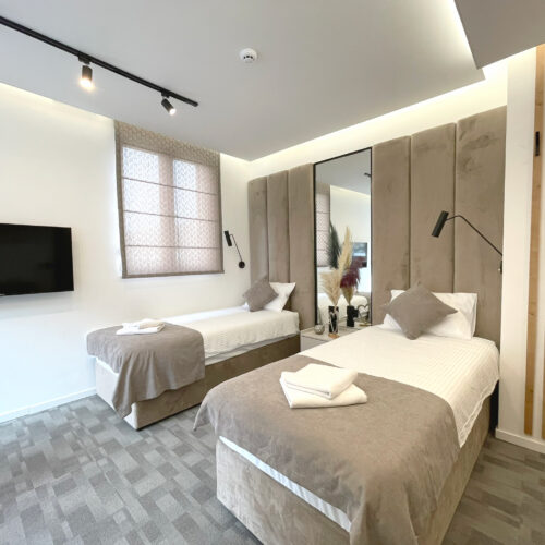 15) Dvokrevetna soba (dva pojedinačna ležaja) cijena za dvije osobe