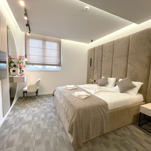 6) Dvokrevetna soba (francuski ležaj) cijena za dvije osobe