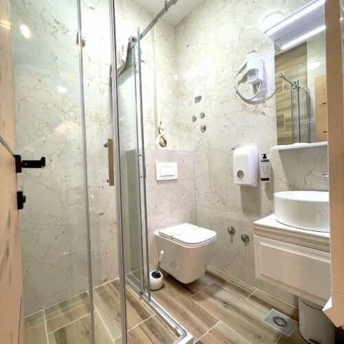 6) Dvokrevetna soba (francuski ležaj) cijena za dvije osobe