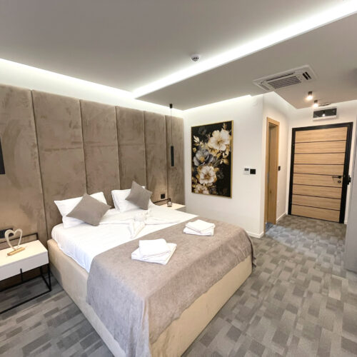 6) Dvokrevetna soba (francuski ležaj) cijena za dvije osobe