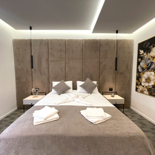 6) Dvokrevetna soba (francuski ležaj) cijena za dvije osobe