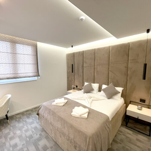 6) Dvokrevetna soba (francuski ležaj) cijena za dvije osobe