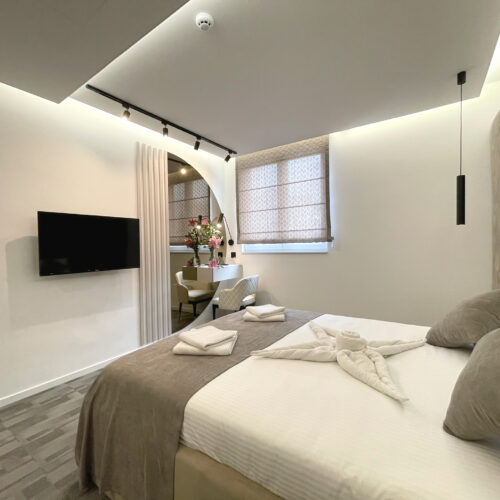 6) Dvokrevetna soba (francuski ležaj) cijena za dvije osobe