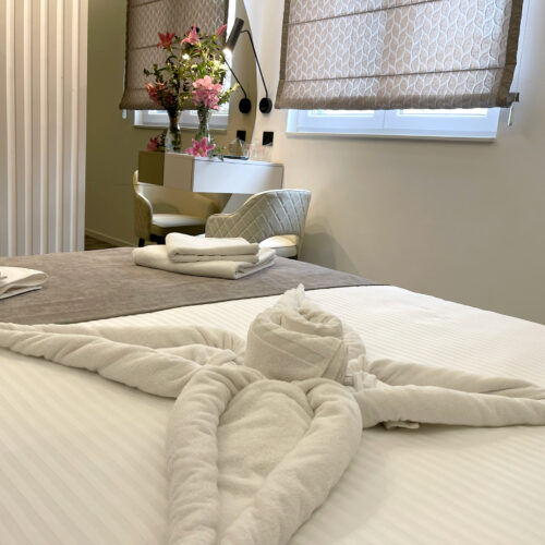 6) Dvokrevetna soba (francuski ležaj) cijena za dvije osobe