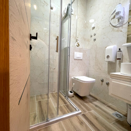 6) Dvokrevetna soba (francuski ležaj) cijena za dvije osobe